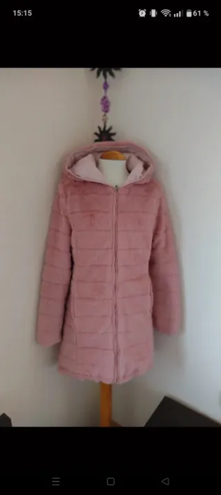Chaqueta rosa de pelo con capucha
