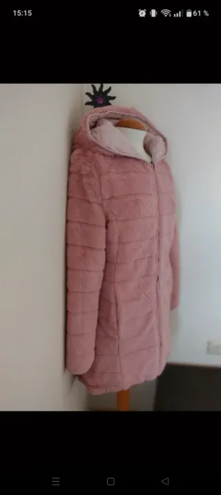 Chaqueta rosa de pelo con capucha
