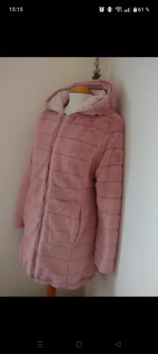 Chaqueta rosa de pelo con capucha