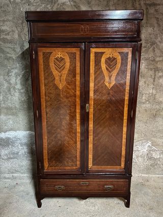 Armario antiguo de madera