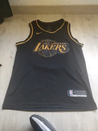 Camiseta Nike Lakers Negra y Dorada