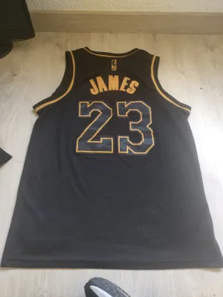 Camiseta Nike Lakers Negra y Dorada