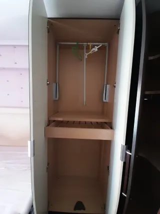 Armario de madera con puertas de espejo