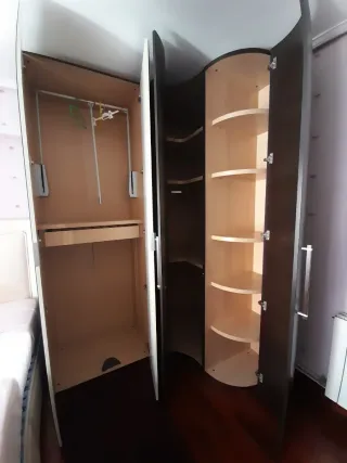 Armario de madera con puertas de espejo