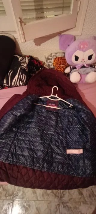 Parka roja con capucha y pelo