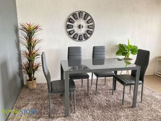 Mesa comedor nueva con 4 sillas gris