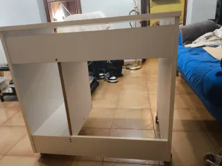 Escritorio blanco compacto