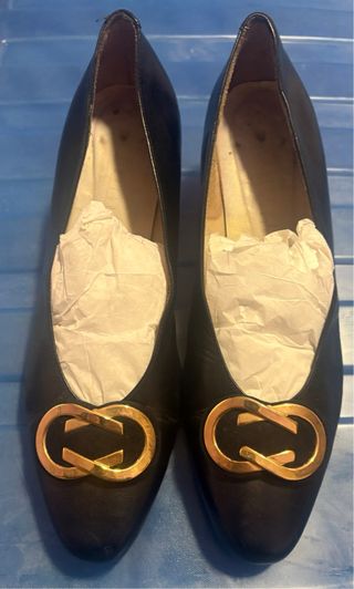 Zapatos de salón de piel negros con detalle dorado