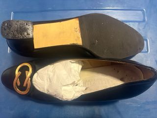 Zapatos de salón de piel negros con detalle dorado