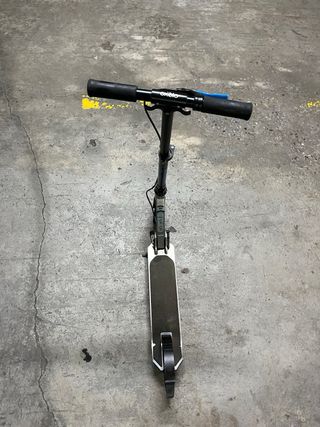 Patinete plegable azul y plateado