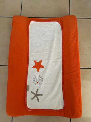 Cambiador de bebé + colcha para la cuna
