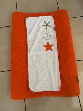 Cambiador de bebé + colcha para la cuna