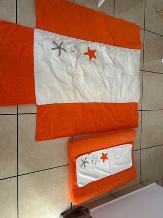 Cambiador de bebé + colcha para la cuna