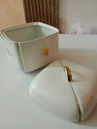 Cofanetto bianco e oro con foglia