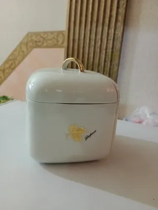 Cofanetto bianco e oro con foglia