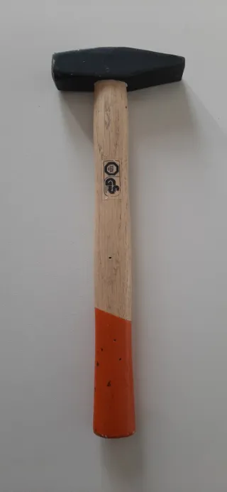 Martello con manico in legno