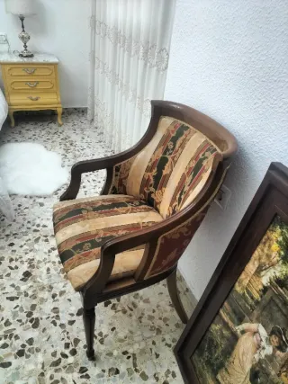 Sillón de madera y tela estampado