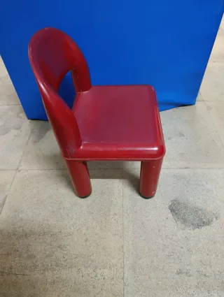 Silla infantil roja con respaldo
