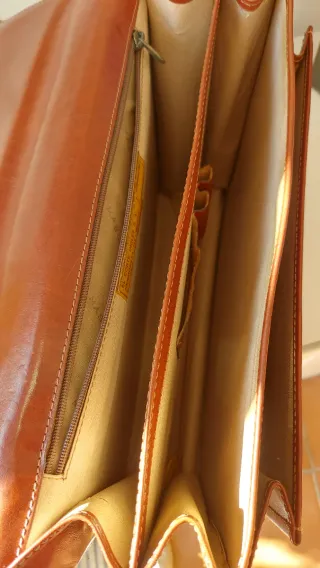 Maletín de piel marrón para hombre