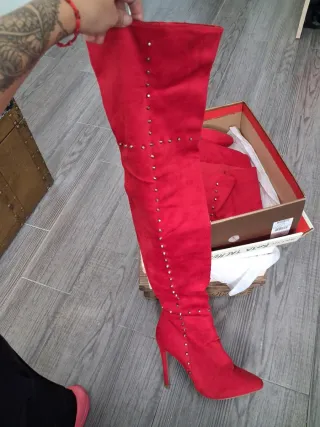 Botas altas tacón rojas con tachuelas
