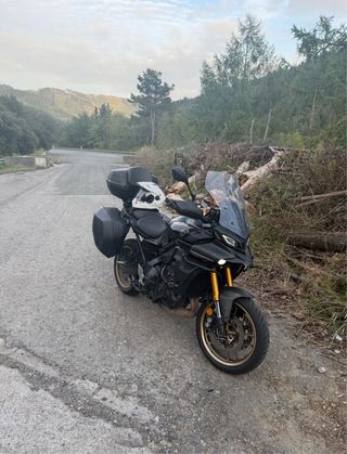 Yamaha Tracer 9 GT Negra y Dorada