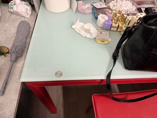 Mesa con 2 sillas rojas