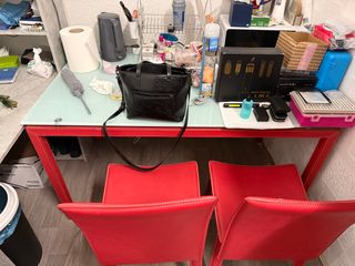 Mesa con 2 sillas rojas