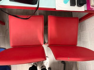 Mesa con 2 sillas rojas
