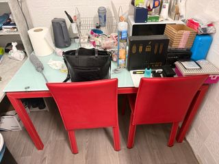 Mesa con 2 sillas rojas