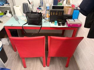 Mesa con 2 sillas rojas