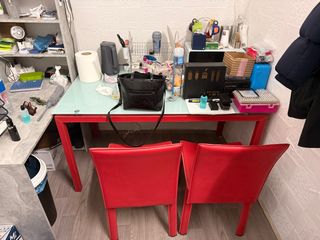 Mesa con 2 sillas rojas