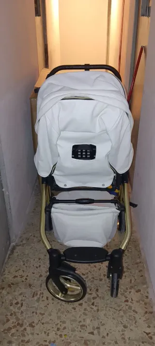 Carro bebé marca Toral blanco y beige de polipiel.