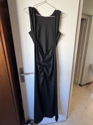 Vestido largo de noche negro con espalda abierta