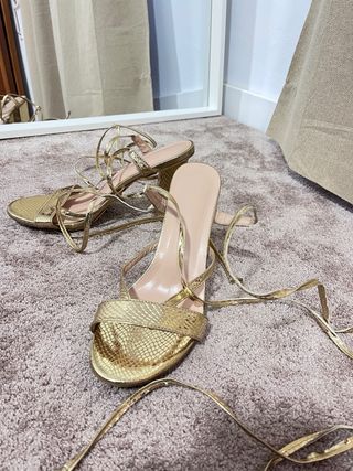 Sandalias de tacón doradas