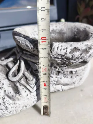 Portavasi in pietra a forma di scarpa