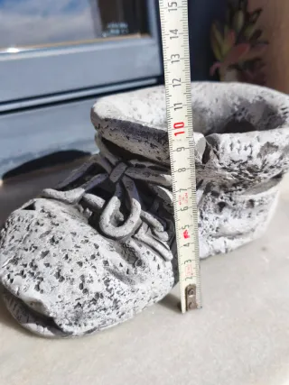 Portavasi in pietra a forma di scarpa