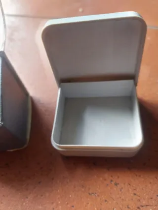 Contenitori per gioielli blu e bianchi