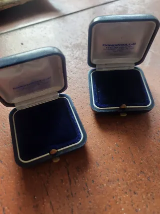 Contenitori per gioielli blu e bianchi