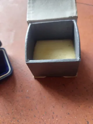 Contenitori per gioielli blu e bianchi