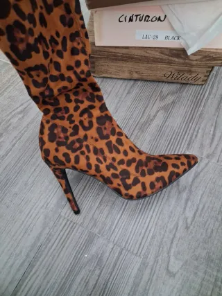 Botas altas tacón estampado leopardo