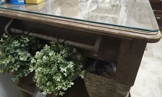 Mesa de madera con superficie de cristal