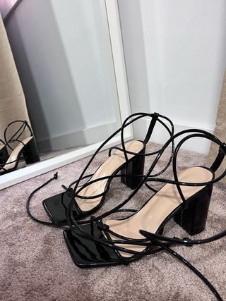 Sandalias de tacón negras atadas