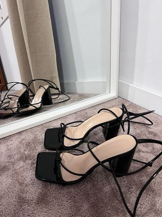 Sandalias de tacón negras atadas