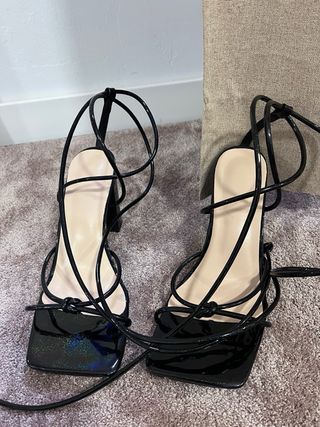 Sandalias de tacón negras atadas