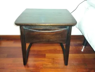 Mesita de noche de madera oscura