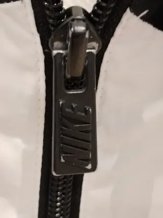 Chaqueta Nike Negra y Blanca