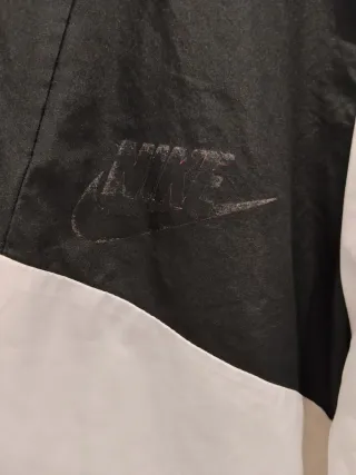 Chaqueta Nike Negra y Blanca