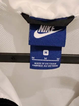 Chaqueta Nike Negra y Blanca