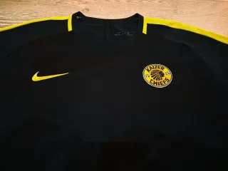 Camiseta Kaizer Chiefs Negra y Amarilla
