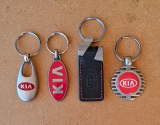 Lote de 4 llaveros Kia diferentes modelos